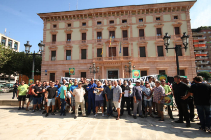 Los payeses, convocados por Unió de Pagesos, frente a la subdelegación de Gobierno de Lleida, ayer.