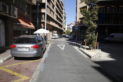 Aspecte actual del carrer Ramon Castejón, amb un tram renovat i un altre d’antic.