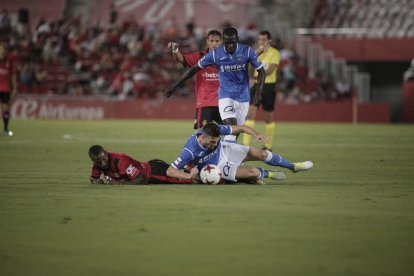 Un jugador del Mallorca intenta la rematada, envoltat de futbolistes del Lleida, en una acció del partit d’ahir.