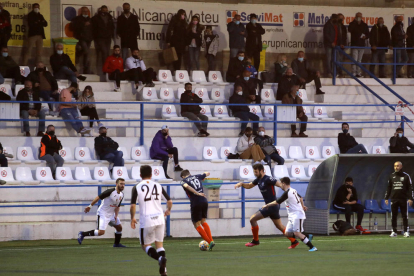 El partit, el primer de futbol que es disputa a Lleida amb públic, va reunir prop de 350 aficionats.
