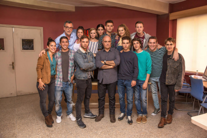 Francesc Orella, en el centro, y el resto del reparto de la serie. 