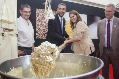 La consellera Meritxell Serret i l’alcalde d’Agramunt, Bernat Solé, barregen ingredients del torró.