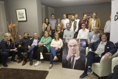 Els candidats de JxCat, amb una imatge de Jordi Turull.