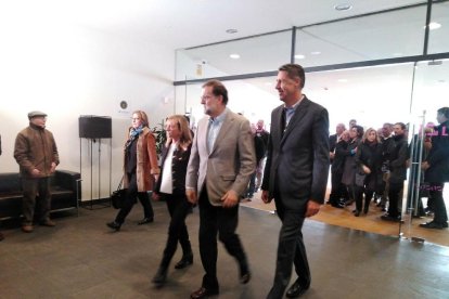 Rajoy, entre Marisa Xandri i García Albiol a la seua arribada a la Llotja.