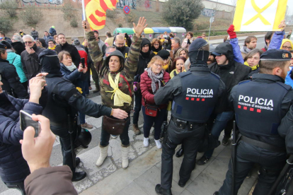 Mariano Rajoy, Xavier García Albiol i Marisa Xandri, ahir a l’arribar al dinar míting que el PP va celebrar a la Llotja de Lleida.