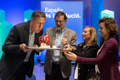 Mariano Rajoy, Xavier García Albiol i Marisa Xandri, ahir a l’arribar al dinar míting que el PP va celebrar a la Llotja de Lleida.