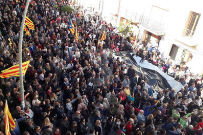 Centenars de persones es van concentrar diumenge davant de l'ajuntament de Vallfogona, el municipi natal de la consellera cessada d'Agricultura, Meritxell Serret, per mostrar-li el seu suport.