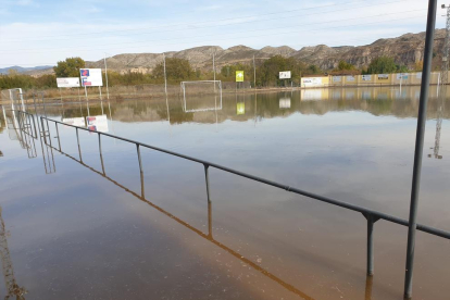 Estado en el que quedó el campo de fútbol tras la inundación.