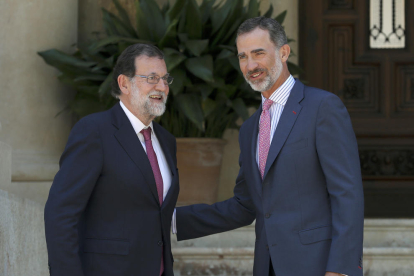 Rajoy y el rey Felipe VI, poco antes del tradicional despacho de verano en Palma de Mallorca. 