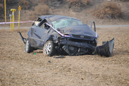 Un moment de les tasques de rescat, ahir, en un dels vehicles accidentats a l’L-303, a Ossó de Sió.