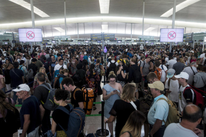 Les cues per accedir al control de seguretat de l’Aeroport de Barcelona-el Prat van continuar ahir.