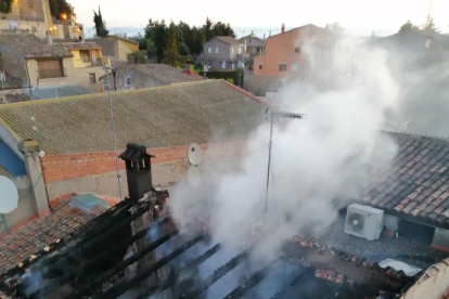 Sofocan de madrugada un incendio en una casa de El Vilosell
