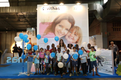 Els nens que es van fotografiar amb Xuxu a l'estand de Vithas de la Fira de Sant Miquel de Lleida.