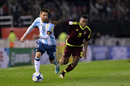 Messi se’n va per velocitat d’un defensa veneçolà.