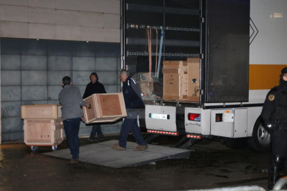 Tècnics descarreguen caixes per transportar les peces de Sixena