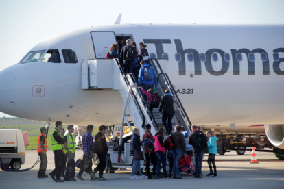 Algunos de los 440 pasajeros que pasaron ayer por Alguaire, subiendo al avión que les llevó de regreso a las Islas Británicas.