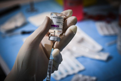 Catalunya retira preventivamente 2.000 dosis de la vacuna de AstraZeneca