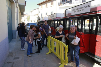 Desenes de persones van participar a la ruta guiada per conèixer el patrimoni de Vila-sana.