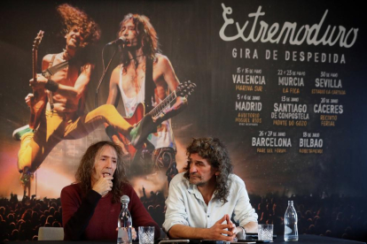 Los líderes de Extremoduro, Robe Iniesta (i) e Iñaki Antón, durante la rueda de prensa.
