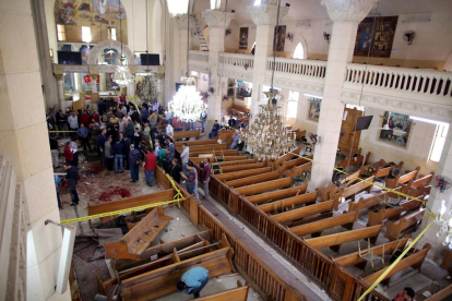 Personal de seguridad inspecciona el interior de la iglesia de Tanta tras la explosión de una bomba.