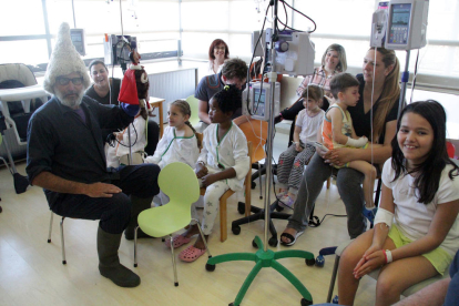 Espectáculo de marionetas, ayer en la planta de pediatría del hospital Arnau de Vilanova de Lleida.
