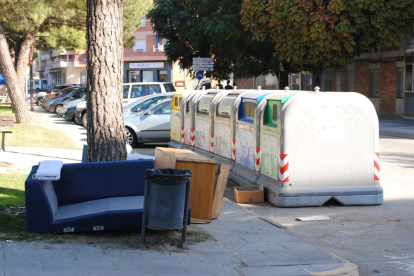 Mobles abandonats ahir prop d’un contenidor.