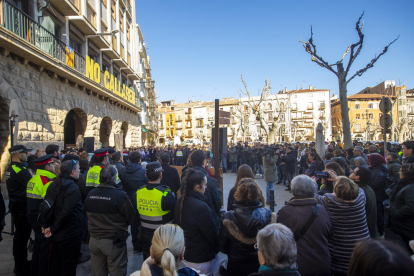 Centenares de personas se congregaron ayer en la plaza Mercadal de Balaguer para mostrar su rechazo a la violencia machista. 