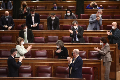 Membres de l'hemicicle aplaudeixen la diputada i secretària executiva de Sanitat i Consum del PSOE, María Luisa Carcedo, després de la seua intervenció durant una sessió plenària al Congrés dels Diputats.