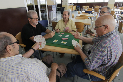 Un grup de jubilats lleidatans jugant a cartes en una llar de Cappont.