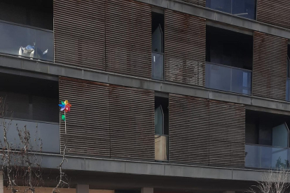 Vista del edificio donde fue hallada muerta la mujer el pasado miércoles en Balaguer. 
