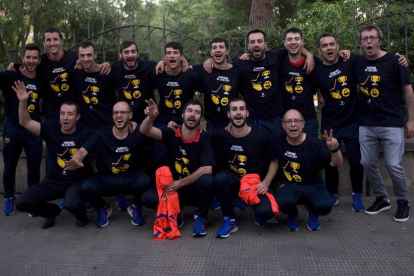 La plantilla del Barça va celebrar ahir amb samarretes commemoratives la conquesta de l’OK Lliga.