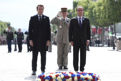 Emmanuel Macron i François Hollande, ahir, en la commemoració de la victòria contra el nazisme.