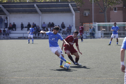 Un jugador del Lleida Esportiu B controla la pilota davant d’un futbolista del Suburenc.