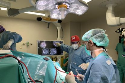 Imatge d'una intervenció quirúrgica a l'Hospital Arnau de Vilanova fent servir el nou neuronavegador