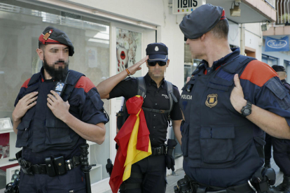 Un policia nacional saludant mossos aquesta setmana a Pineda.