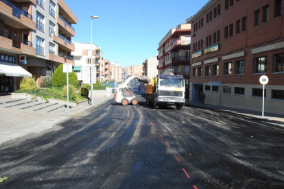 Las obras para pavimentar la calle Domènec Cardenal.
