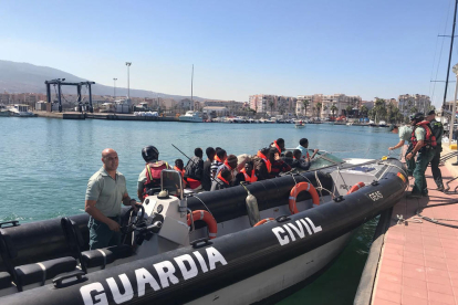 La Guardia Civil rescata a unos inmigrantes en Almería.