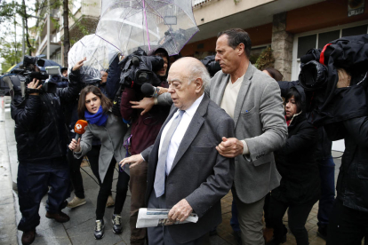 L’expresident Jordi Pujol, ahir, envoltat de periodistes.