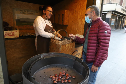 Los leridanos siguen fieles a la tradición de las castañas tostadas 