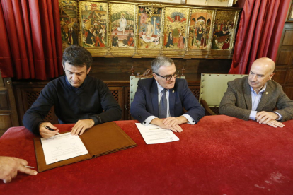 Isidre Esteve, en el moment de firmar el conveni, al costat de l’alcalde, Àngel Ros.