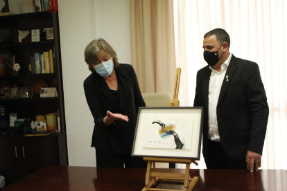 La viuda de Benet Rossell, Cristina Giorgi, mostrando el dibujo al presidente del consell, Miquel Plensa.
