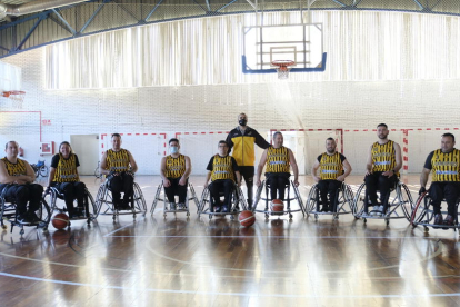 Nou dels integrants del CB Pardinyes de bàsquet en cadira de rodes posen al costat del seu entrenador, Toni Izquierdo.