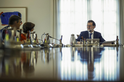 Rajoy durant la reunió extraordinària del consell de ministres.