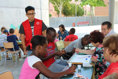 Una veintena de niños y mayores usuarios de Creu Roja participaron ayer en un taller en el colegio Santa Maria de Gardeny. 