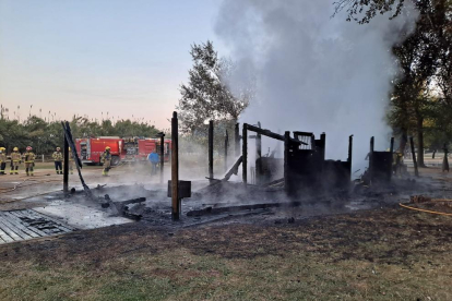 Un incendio calcina una caseta de jardinería en el Parc de la Mitjana