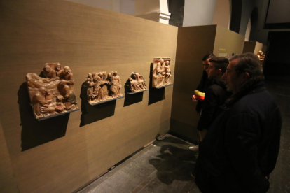 Visitantes el pasado viernes en el Museu de Lleida frente a cuatro de las piezas de Sigena reclamadas.