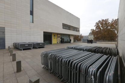 Vallas en el Museu de Lleida por si mañana se llevan las obras de Sigena