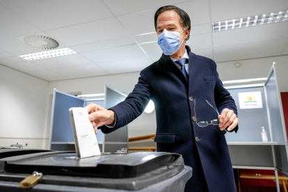 El primer ministro Mark Rutte depositando su voto el miércoles.