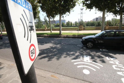 Imagen de la nueva señalización horizontal del radar instalado en la avenida Madrid.