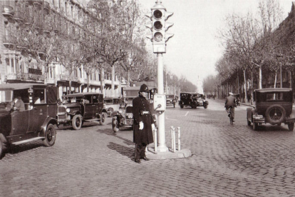 Un dels primers semàfors per regular el trànsit, a Barcelona.